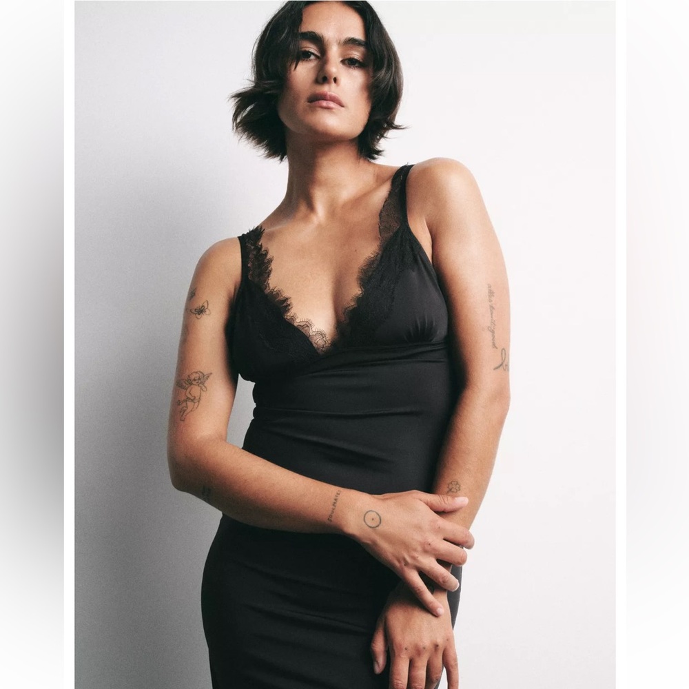 Combination Lace Dress. MIDI dress made in a polyamide blend knit.